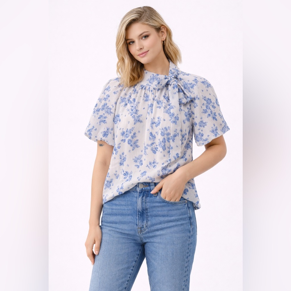 CeCe
Size s short sleeve blouse